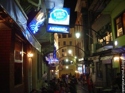 une rue très animée de Taksim. Beaucoup de monde et beaucoup de restos